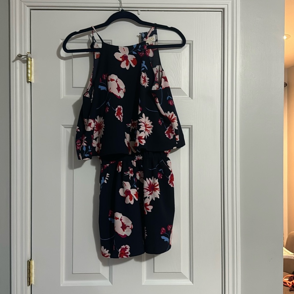 Flower design romper for kids/teens that is brand new condition XS